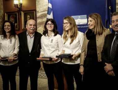 Βουλή: Βράβευση στις πρωταθλήτριες της εθνικής ομάδας στο σκάκι (φωτό)